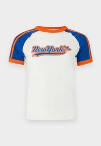 Άσπρο κοντομάνικο μπλουζάκι με μπλε ραγκλάν μανίκια και πορτοκαλί λεπτομέρειες, με γραφικό "NewYork" σε στιλιζαρισμένα γράμματα στο μπροστινό μέρος.