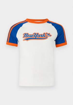 T-shirt bianca a maniche corte con maniche raglan blu e dettagli arancioni, con una grafica "NewYork" in lettere stilizzate sul davanti.