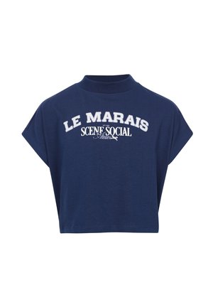 Marineblauw cropped T-shirt met korte mouwen en witte tekst "LE MARAIS SCENE SOCIAL Atelier" op de voorkant.