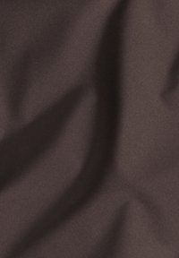 Dunkelbrauster Stoff mit einer glatten, leicht glänzenden Textur, die subtile Falten aufweist. Er hat eine einheitliche Farbe ohne Muster oder auffällige Akzente.