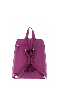 Sac à dos en cuir violet avec une texture lisse, doté d'une poignée supérieure et de bretelles réglables. Comprend une poche zippée à l'avant et des accents en métal argenté.