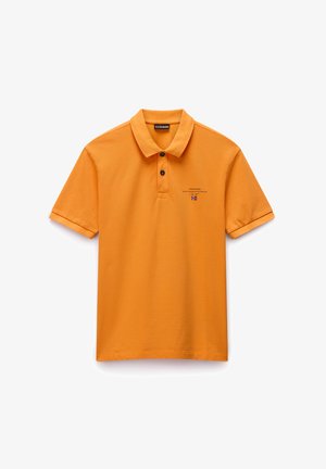 Polo shirt in cotone arancione con colletto, due bottoni neri e un piccolo logo sulla parte sinistra del petto. Maniche corte.