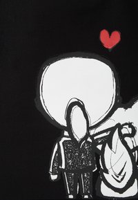 Czarny płótno z dwoma abstrakcyjnymi postaciami w bieli i czerni, jedna z sercem nad głową, wyrażającymi połączenie przez proste kształty i linie.