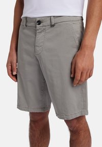 Shorts di cotone grigio con una vestibilità classica, dotati di chiusura con bottone, passanti per cintura, tasche laterali e orlo rifinito.