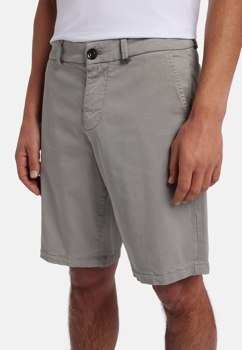 Shorts di cotone grigio con una vestibilità classica, dotati di chiusura con bottone, passanti per cintura, tasche laterali e orlo rifinito.