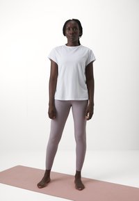 Yogasearcher NAMASTE - Triko s potiskem - white