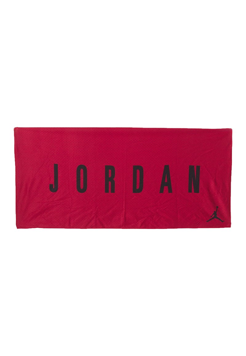 Rød rektangulær håndkle med «JORDAN» i store svarte bokstaver og en svart Jordan-logo i det nederste hjørnet. Myk tekstur.