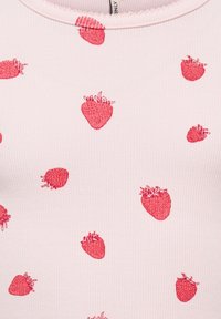 Ρόζ μπλούζα με ριγέ υφή, διακοσμημένη με επαναλαμβανόμενο μοτίβο από κόκκινες φράουλες διαφόρων μεγεθών και σχημάτων.