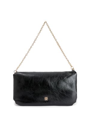 Borsa a tracolla nera in pelle con una catenina dorata lucida e logo impresso. La borsa presenta una texture liscia e una forma rettangolare.