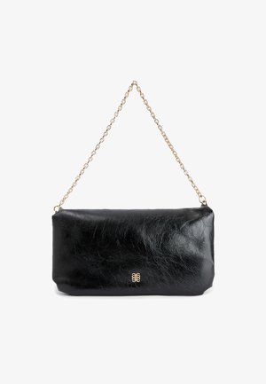 Bolso de mano de cuero negro con una cadena dorada brillante y logo grabado. El bolso tiene una textura suave y una forma rectangular.
