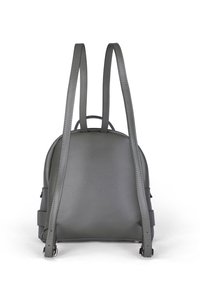 Zaino in pelle grigia con due spallacci regolabili, forma arrotondata, superficie testurizzata e senza hardware o decorazioni visibili.