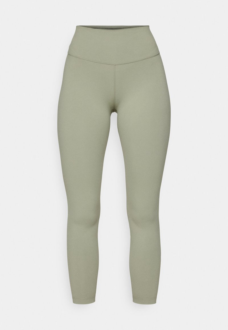 Hoge taille, aansluitende legging van een zachte olijfgroene stof. Gladde textuur met verstevigde naden en zonder zichtbare patronen of accenten.