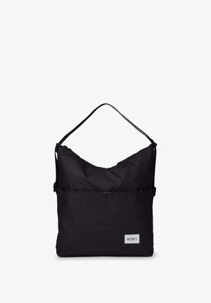 Bolso rectangular negro para el hombro con una sola correa, bolsillo frontal y una pequeña etiqueta de logo rectangular con la inscripción "KCB" en la esquina inferior.