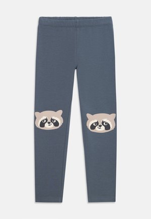 Grijze leggings hebben twee cartoonwasbeergezichten op de knieën, gemaakt van zachte stof met een gladde textuur en een elastische tailleband.