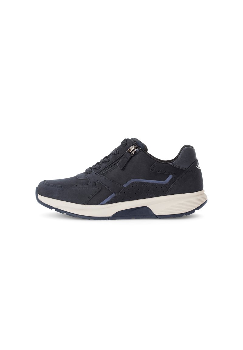 Baskets de sport pour hommes en suede bleu marine foncé. Les caractéristiques incluent une semelle intermédiaire blanche, des accents bleus, un laçage et une fermeture éclair sur le côté pour un enfilage facile.