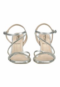 Sandales pour femmes argentées à fines lanières avec accents en strass, fermetures à boucle à la cheville et semelles intérieures en mousse à mémoire de forme rembourrées, vues de face.