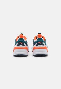 Puma RS-X sportcipő, amely teal és fehér hálós felsőrésszel, narancssárga kiegészítőkkel, lekerekített hátsó dizájnnal és texturált talppal rendelkezik a tapadás érdekében.