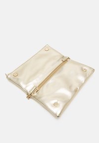 Pochette métallique dorée avec une poche zippée, des boutons-pression, une texture lisse et un design plat. Adaptée à diverses occasions.