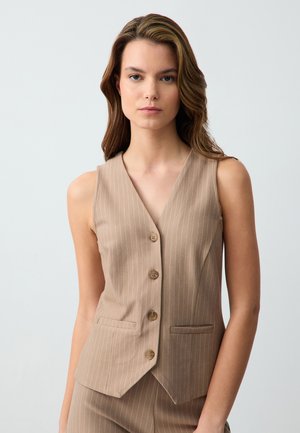 Beige vest met verticale witte strepen, V-hals ontwerp, vijf bruine knopen en zijzakken. Soepele stof met een getailleerde pasvorm.