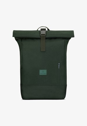 Vihreä rullattava reppu, joka on valmistettu kestävästä kankaasta. Repussa on etupuolella vetoketjullinen tasku, tukeva hihna soljella ja logo-merkki.