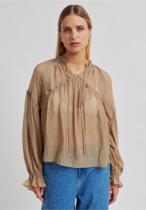 Leichte, transparente beige Bluse mit gerafftem Ausschnitt und Rüschenärmeln, ausgestattet mit verstellbaren Bändern und einem lockeren Schnitt.