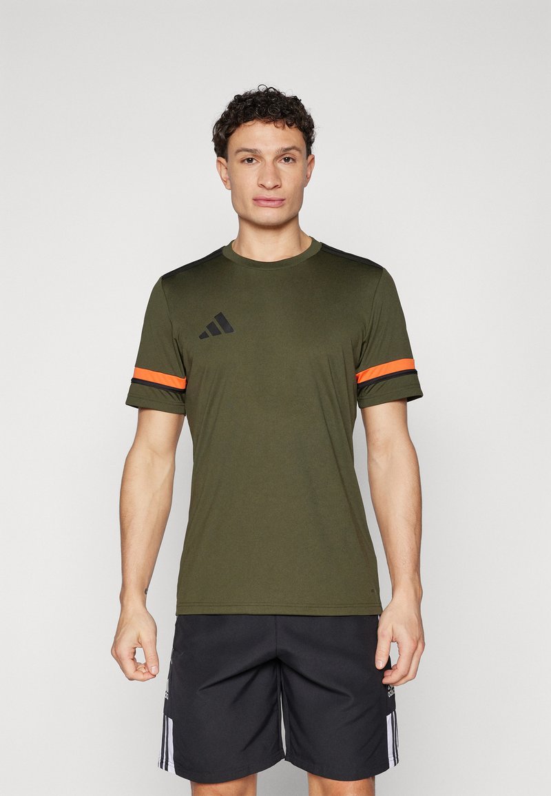 Olijfgroene heren sport t-shirt van lichtgewicht stof, met zwarte accentstrepen en feloranje banden op de mouwen.
