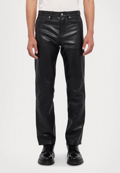 Zwarte leren broek met een zachte textuur, slim fit ontwerp, standaard vijf-pocket stijl en een sluiting met een voorste knoop.