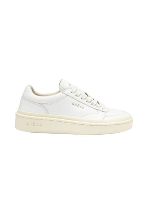 Sneaker in pelle bianca low-top con suola beige, chiusura con lacci e marchio "GHŌUD" sul lato e sulla suola.