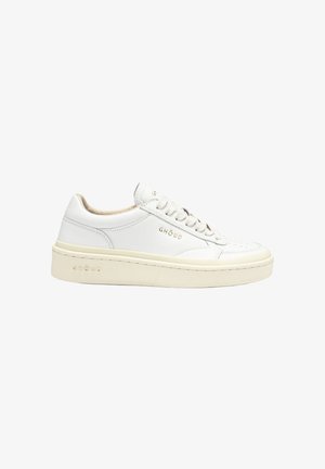 Sneaker in pelle bianca low-top con suola beige, chiusura con lacci e marchio "GHŌUD" sul lato e sulla suola.