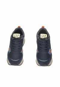 Sneakers blu navy realizzati in materiali scamosciati e in rete, con un accento arancione ben visibile, suola beige e logo "GAP" sulla linguetta.
