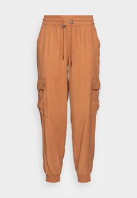 Calças cargo em tecido laranja enferrujado, apresentando um cós elástico com cordão de ajuste, punhos nos tornozelos e dois bolsos laterais cargo para armazenamento.