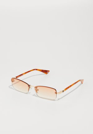 Occhiali da sole rettangolari con lenti sfumate marrone chiaro e aste con accenti tartarugati; montatura in metallo dorato; design minimalista.