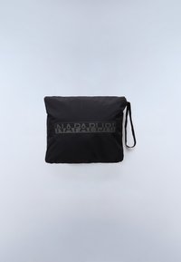 Kompakt sort stofpose med håndledsrem og diskret "NAPAPIJRI" logo på forsiden, sat mod en ensfarvet lys baggrund.