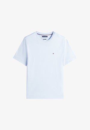 Világoskék rövid ujjú pamut póló kerek nyakkivágással. Kis logó található a bal mellrészen, és puha tapintású anyagból készült.