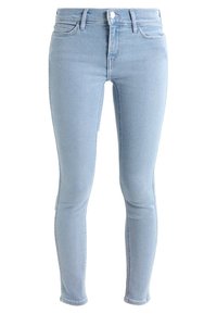 Vaqueros ajustados de color azul claro hechos de denim; diseño de talle alto con estilo clásico de 5 bolsillos y cierre frontal con botón.