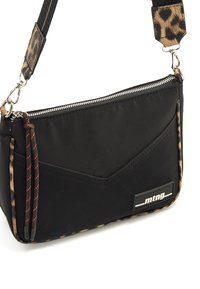 Borsa a mano nera in tessuto con superficie testurizzata, design a zigzag diagonale, tracolla con stampa leopardata, cerniera in argento e accento con logo.