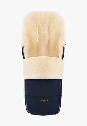 Marine blauwe babyzitkussen met een pluche beige nepbont bovenkant. Heeft een ergonomische vorm en ritsen aan de zijkanten voor eenvoudige bevestiging.