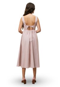 Lichtroze linnenmix jurk met een striksluiting aan de achterkant, brede bandjes en een uitlopende rok, voorzien van een ronde rug en een elastische tailleband.