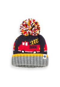 Bonnet tricoté en bleu marine avec un motif de véhicule rouge vif. Il présente un pompon multicolore et un revers côtelé gris avec une bande jaune.