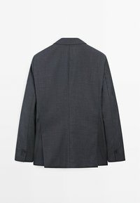 Dunkelgrauer Blazer mit taillierter Passform, ausgestattet mit einem Reverskragen, langen Ärmeln, einem Schlitzausschnitt hinten und strukturiertem Stoff.