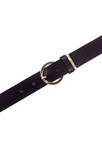 Cintura in pelle nera con fibbia tondeggiante dorata e un accento dorato piatto. La texture è liscia con fori visibili per la regolazione.