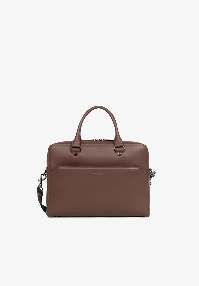 Serviette en cuir marron avec deux poignées, une poche avant et une bandoulière amovible, présentée sur fond blanc.