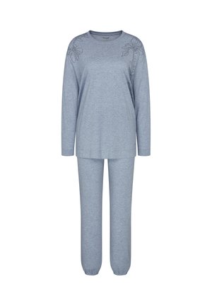Set di abbigliamento lounge azzurro chiaro realizzato in tessuto morbido; maglia a maniche lunghe con ricamo floreale su una spalla, abbinata a pantaloni con elastico alla caviglia.