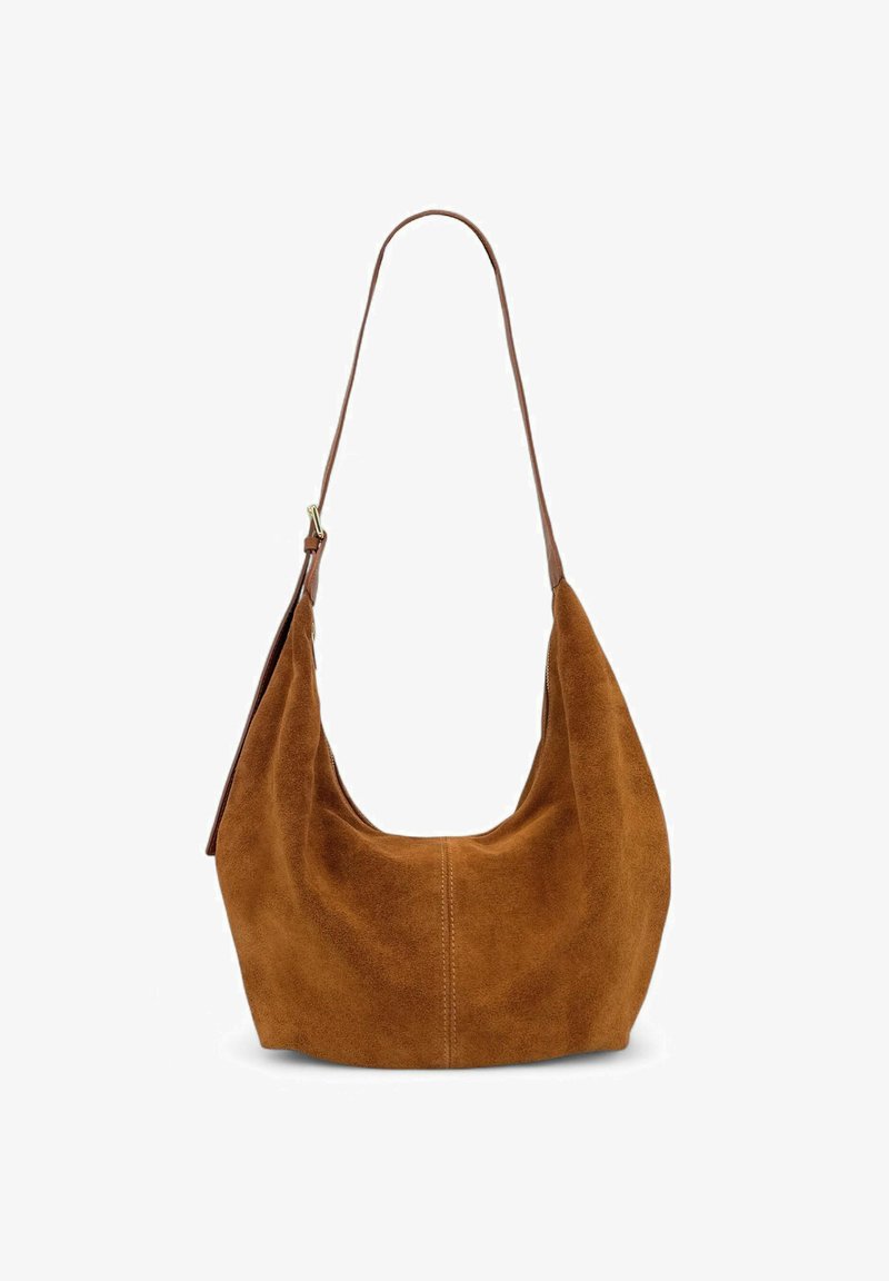 Sac à épaule en suede marron avec une seule sangle en cuir, de forme arrondie et texture lisse ; présente des coutures minimales pour un look épuré.