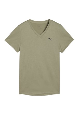 T-shirt verde oliva chiaro con scollo a V e logo Puma nero sul lato sinistro del petto, esposto su uno sfondo bianco.
