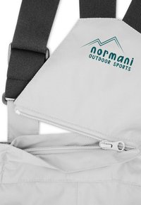 Hellgraue Outdoor-Sportweste mit schwarzen verstellbaren Trägern, ausgestattet mit einer Reißverschlusstasche und dem "normani Outdoor Sports"-Logo in Türkis.