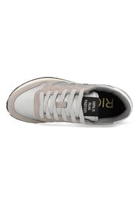 Sneaker con una miscela di materiali grigia e beige, con un design a lacci, laccetti bianchi e testo impresso sulla linguetta che recita "LE RAGAZZE CORRONO PIÙ VELOCE."