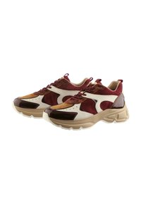 Athletische Sneakers aus einer Mischung von burgunderrotem Wildleder, beigem Stoff und braunen Akzenten. Dicke Sohle mit glänzenden dunklen Einsätzen und strukturiertem Design.