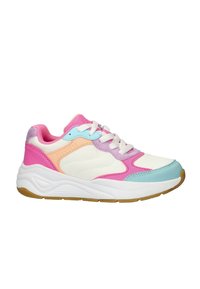 Sneaker met een witte basis, gekenmerkt door roze, paarse en lichtblauwe accenten. Gemaakt van synthetisch materiaal met een textuur en een rubberen zool.