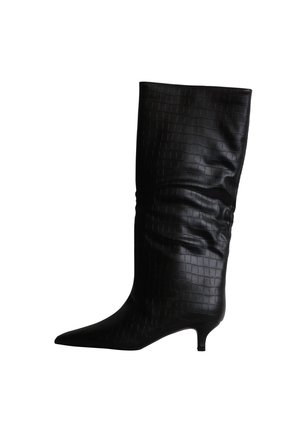 Bota negra hasta la mitad de la pantorrilla con puntera puntiaguda, tacón bajo tipo kitten y patrón de textura de cocodrilo en superficie de cuero lisa.